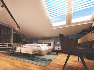 ein Schlafzimmer mit einem Bett und einem großen Fenster in der Unterkunft Boutique Hotel OchSen in Bad Ragaz