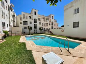 The swimming pool at or close to Apartamentos Valparaiso II
