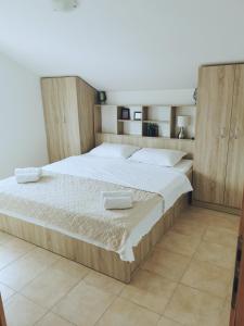 Postel nebo postele na pokoji v ubytování Apartmani Vuković