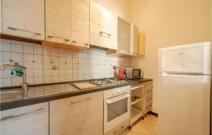 kuchnia z białymi urządzeniami i białą lodówką w obiekcie Lovely Apartment In Genova With Wifi w Genui