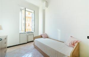 mała sypialnia z łóżkiem i oknem w obiekcie Lovely Apartment In Genova With Wifi w Genui