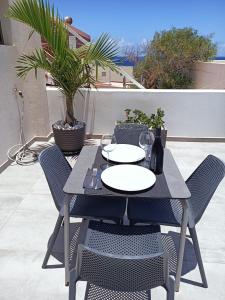 una mesa negra y sillas en un patio en Ocean Surf Suite, en Playa del Hombre