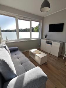 Televízia a/alebo spoločenská miestnosť v ubytovaní Apartament La Playa