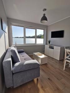 Televízia a/alebo spoločenská miestnosť v ubytovaní Apartament La Playa