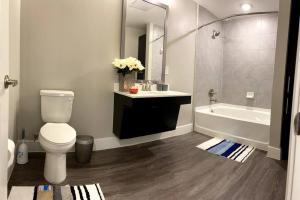 Salle de bains dans l'établissement Lovely 2 bedroom Apartment with luxury amenities