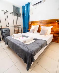 Ένα ή περισσότερα κρεβάτια σε δωμάτιο στο T3 Jacuzzis et piscine au centre ville de Port-Louis