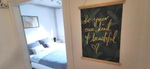 Ein Bett oder Betten in einem Zimmer der Unterkunft Apartment Happiness & Bloom