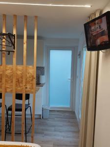 une salle à manger avec une table, une télévision et une porte dans l'établissement Bungalow A Gandriña 2, à Ponte Do Porto