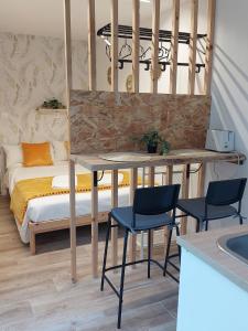 Cette chambre comprend un lit, une table et des chaises. dans l'établissement Bungalow A Gandriña 2, à Ponte Do Porto