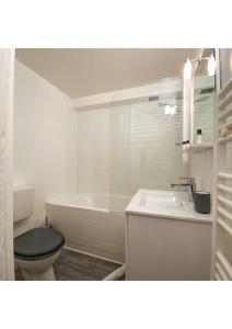 y baño con aseo, lavabo y bañera. en Coup de Coeur au pied du château - Nice studio ideally located, en Annecy