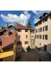 an overhead view of an alley between two buildings at Coup de Coeur au pied du château - Nice studio ideally located in Annecy