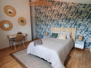 - une chambre dotée d'un lit avec du papier peint bleu et blanc dans l'établissement Villa Bahia - ADRIAE Home, à LʼAiguillon-sur-Mer