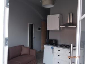 sala de estar con sofá y cocina en Casa Vacanze SanGiacomo, en Santo Stefano al Mare