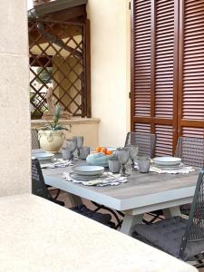 una mesa con platos y tazones de fruta. en Bougainville, en San Vincenzo