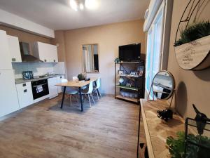 a kitchen and dining room with a table and chairs at Le Balcon, 500 m plage, proximité Touquet in Camiers