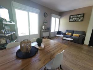 sala de estar con mesa de madera y sofá en Le Balcon, 500 m plage, proximité Touquet, en Camiers