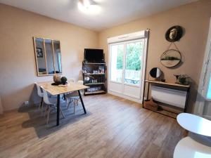 Televízia a/alebo spoločenská miestnosť v ubytovaní Le Balcon, 500 m plage, proximité Touquet