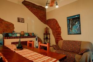 a living room with a couch and a table at Hotel Sante in Tinogasta
