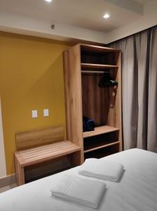 a bedroom with a bed and an open closet at Apartamento Solar das Águas Park Resort in Olímpia