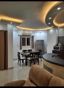 - une salle à manger et une cuisine avec une table et des chaises dans l'établissement nice holiday in Maadi, au Caire