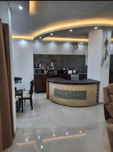 - un hall avec une cuisine et une salle à manger dans l'établissement nice holiday in Maadi, au Caire