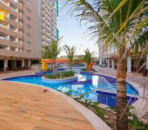un resort con una palma e una piscina di Olímpia Park resort 0908 a Olímpia