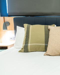 מיטה או מיטות בחדר ב-Eyre Hotel