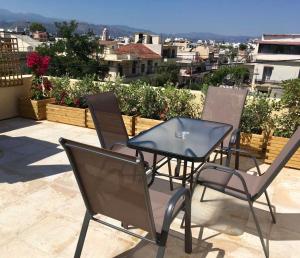 - un balcon avec une table et des chaises dans l'établissement Canevaro Twins (South), à La Canée