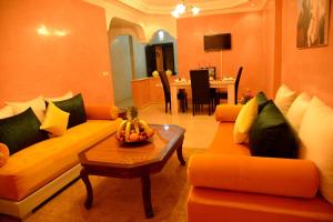 馬拉喀什的住宿－Hôtel La Citta Rossa，客厅配有两张沙发和一张桌子
