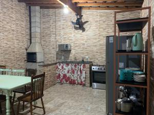 Kuhinja oz. manjša kuhinja v nastanitvi Casa 1km Anhanguera e Churrasqueira Wi-Fi