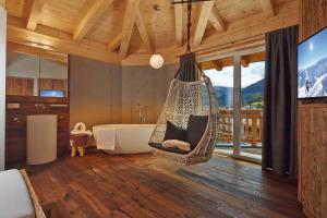 una camera con amaca e vasca in una casa di A Casa Alpendiamond a Sölden
