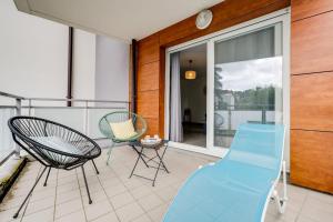 d'un balcon avec deux chaises et un canapé bleu. dans l'établissement Le Basilique - Joli T2 de 59m proche lac et Vieille Ville, à Annecy