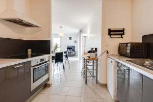 cocina con fregadero y encimera en Le Basilique - Pretty T2 of 59sqm near lake and Old Town en Annecy