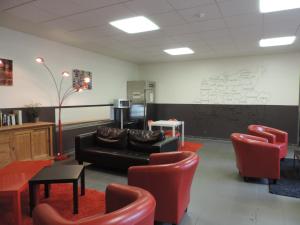 A seating area at Hostel Blauwput Leuven