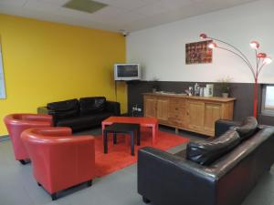 A television and/or entertainment centre at Hostel Blauwput Leuven
