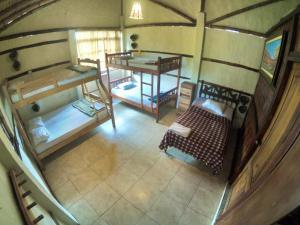 una vista aérea de una habitación con literas y una mesa en Hostal moai en Montañita