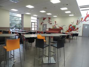 A restaurant or other place to eat at Hostel Blauwput Leuven