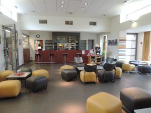 A restaurant or other place to eat at Hostel Blauwput Leuven