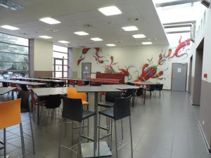 A restaurant or other place to eat at Hostel Blauwput Leuven