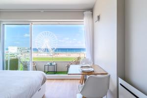 a hotel room with a bed and a view of the beach at La Suite de l'Océan - Vue exceptionnelle in Biscarrosse