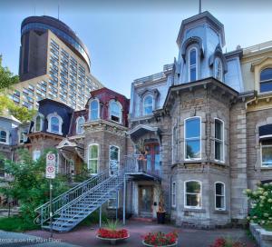 un gran edificio de ladrillo con una escalera delante de él en Les Maisons Montcalm, en Quebec