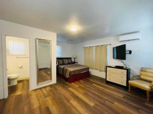 TV a/nebo společenská místnost v ubytování Riverfront Lodging