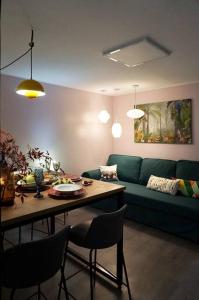 首爾的住宿－Mapo 2bedroom house，客厅配有绿色沙发和桌子
