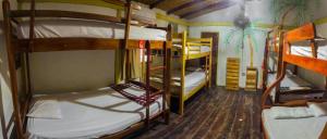 a room with three bunk beds in a room at Hostal moai in Montañita