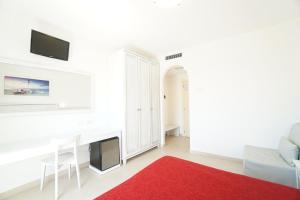 TV a/nebo společenská místnost v ubytování HOTEL PIGALLE