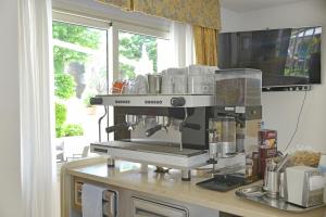 Kuchyň nebo kuchyňský kout v ubytování HOTEL PIGALLE