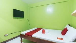 Кровать или кровати в номере RedDoorz Plus near Municipality of Luisiana Laguna