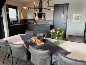 ein Esszimmer mit einem Tisch mit einem Teller Essen in der Unterkunft Water Villa in Balk with Private Jetty in Balk + 32 Fotos
