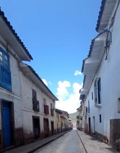 una strada vuota in un vicolo con edifici di Apartamento Privado en Centro Histórico de Cusco a Cuzco