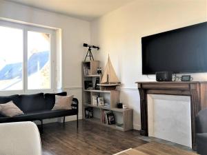 Televízia a/alebo spoločenská miestnosť v ubytovaní Maison de charme à 50m du port de Ploumanac'h - FR-1-368-357
